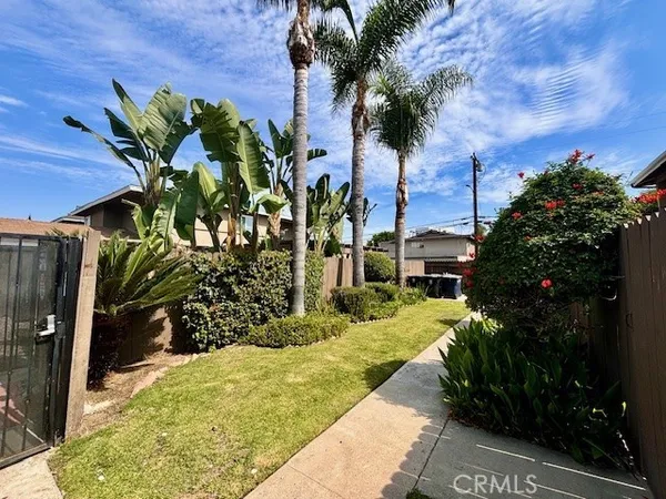 $3,595 | 17102 Emerald Lane, Unit 1, Huntington Beach, CA 92647