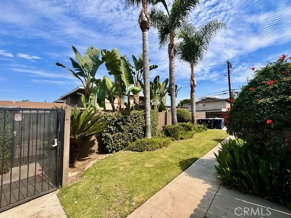 $3,595 | 17102 Emerald Lane, Unit 1, Huntington Beach, CA 92647