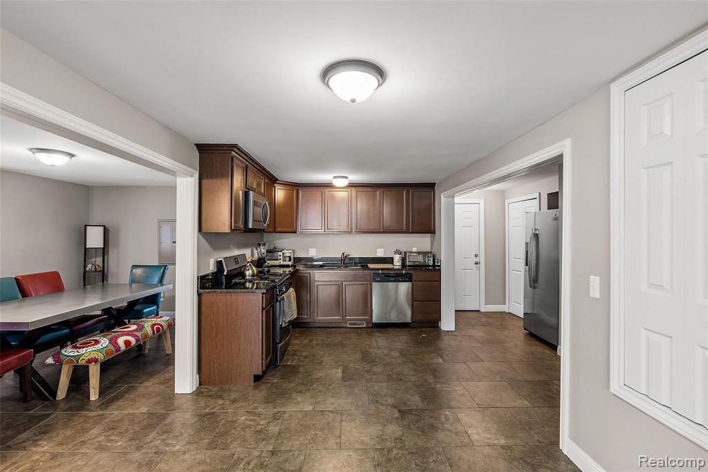 3327 Hessel Avenue Rochester Hills, MI 48307 - Photo 13 of 36