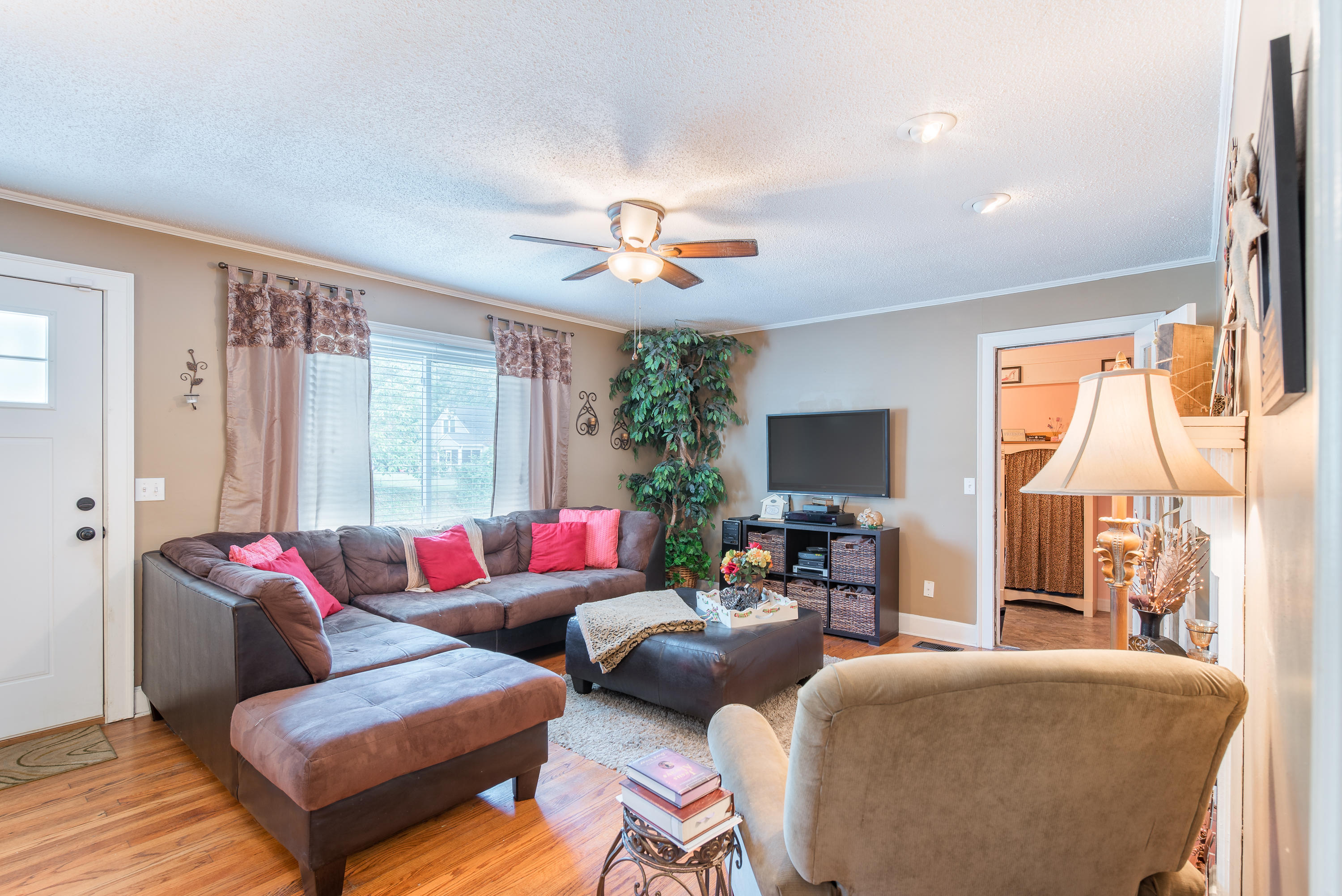 1734 John Ross Road Chattanooga, TN 37412 - Photo 5 of 13 Living Room