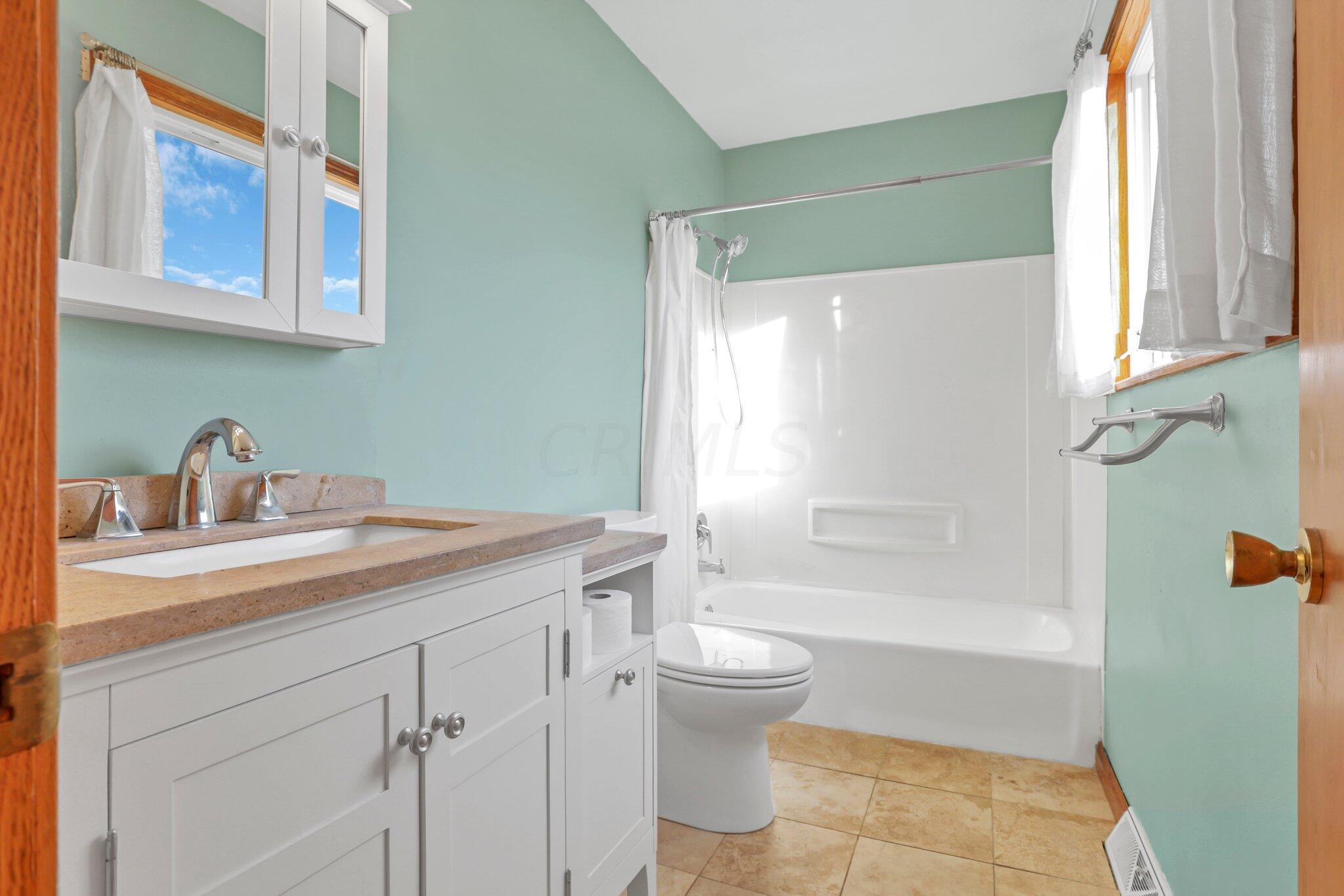 252 Derby Downs Road Newark, OH 43055 - Photo 27 of 64 Primary Suite Bath