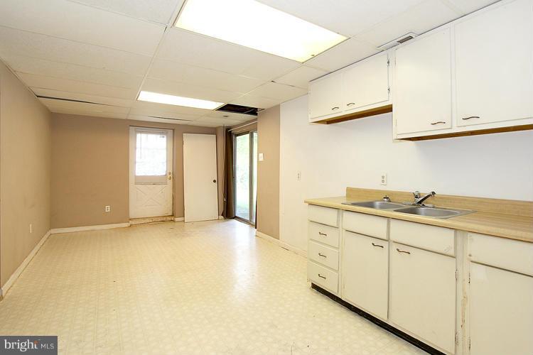 8955 Rolling Road Manassas, VA 20110 - Photo 24 of 30 a view of a kitchen with electric appliances