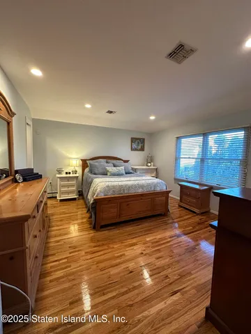 a en suite bathroom with a sink and a mirror