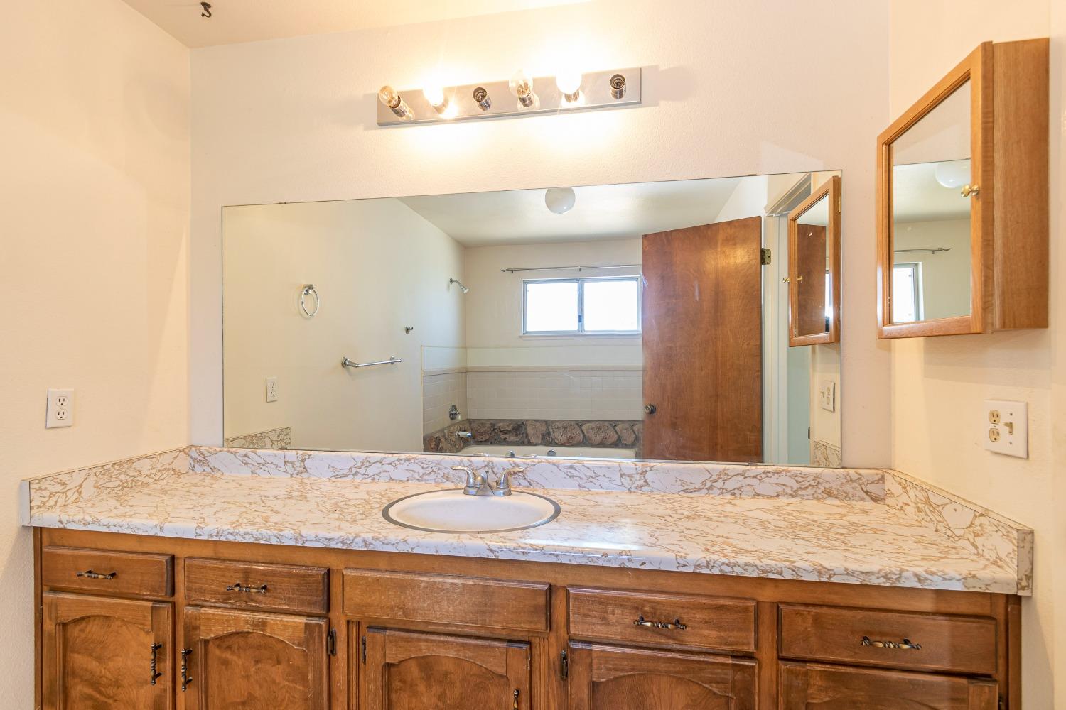 51675 Coyote Rdg Road Oakhurst, CA 93644 - Photo 16 of 41 Master Bathroom