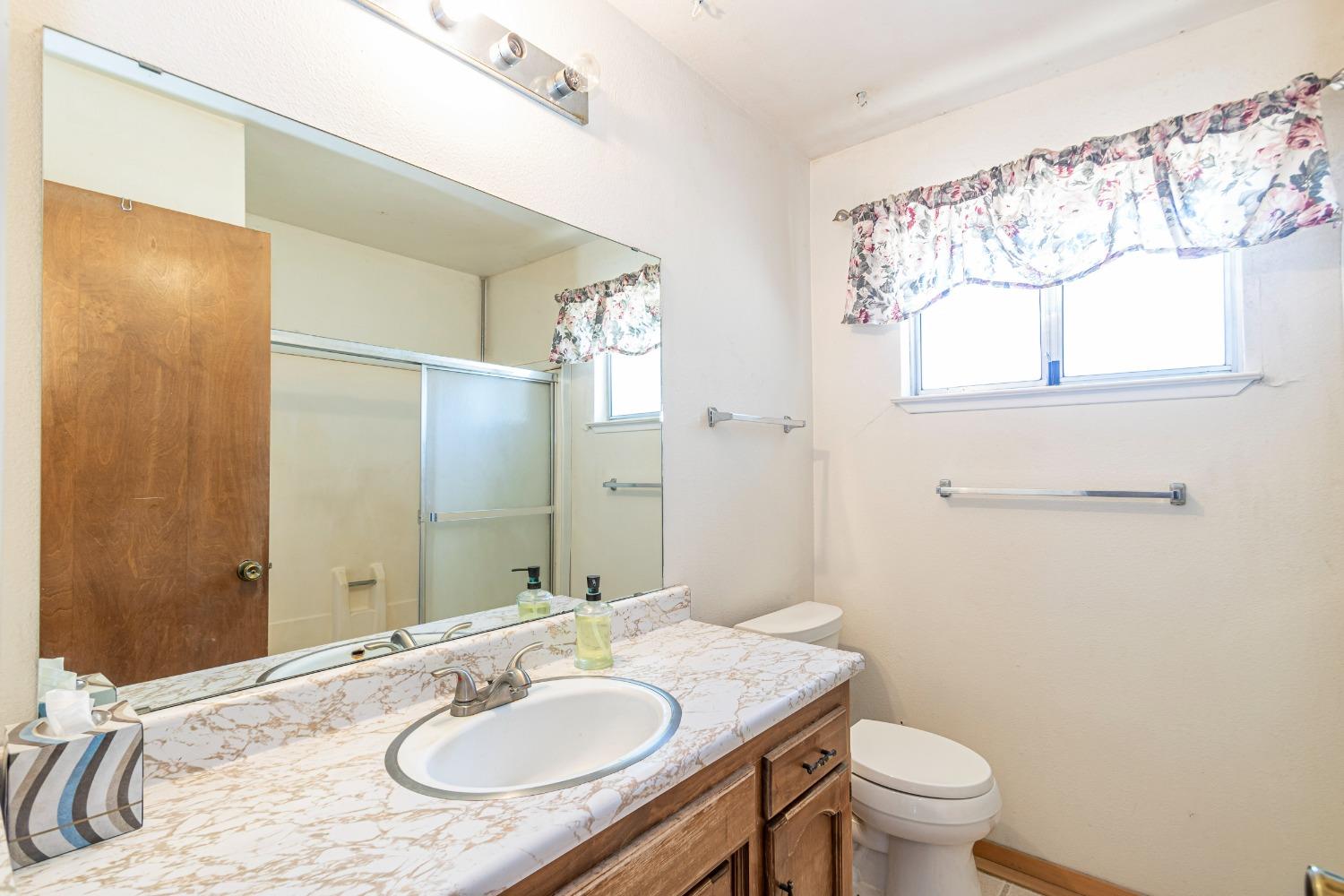 51675 Coyote Rdg Road Oakhurst, CA 93644 - Photo 21 of 41 Hall Bathrooom