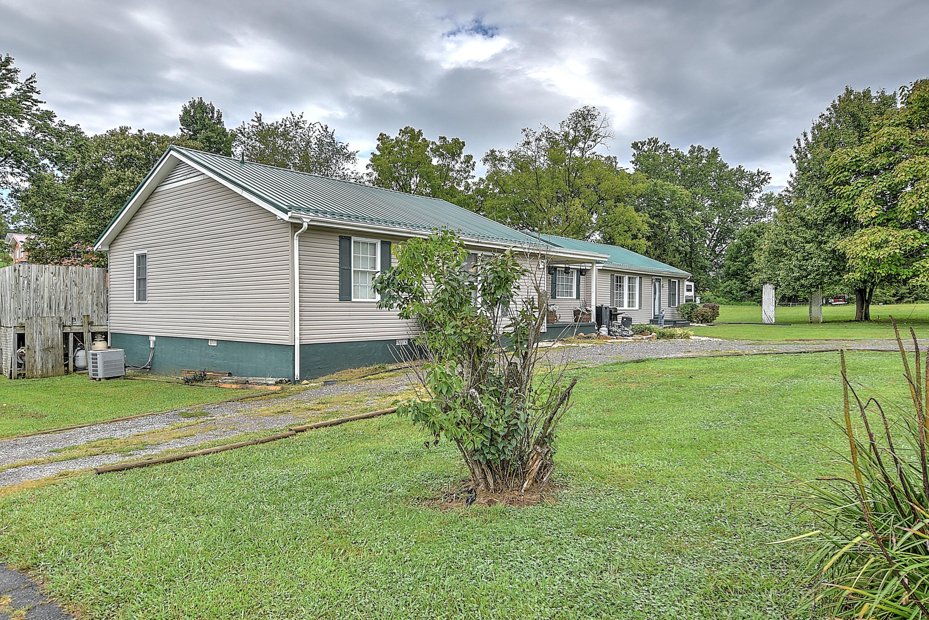 472 Pleasant Grove Road Bluff City, TN 37618 - Photo 4 of 31 472 Pleasant Grove-4