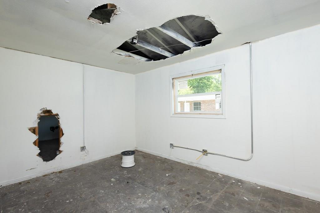 776 Terminal Court Columbus, GA 31906 - Photo 9 of 17 a bathroom with a window and a ceiling fan