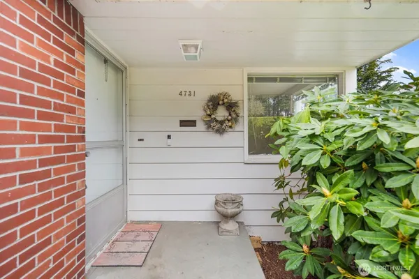 $3,950 | 4731 49th Avenue Northeast, Seattle, WA 98105