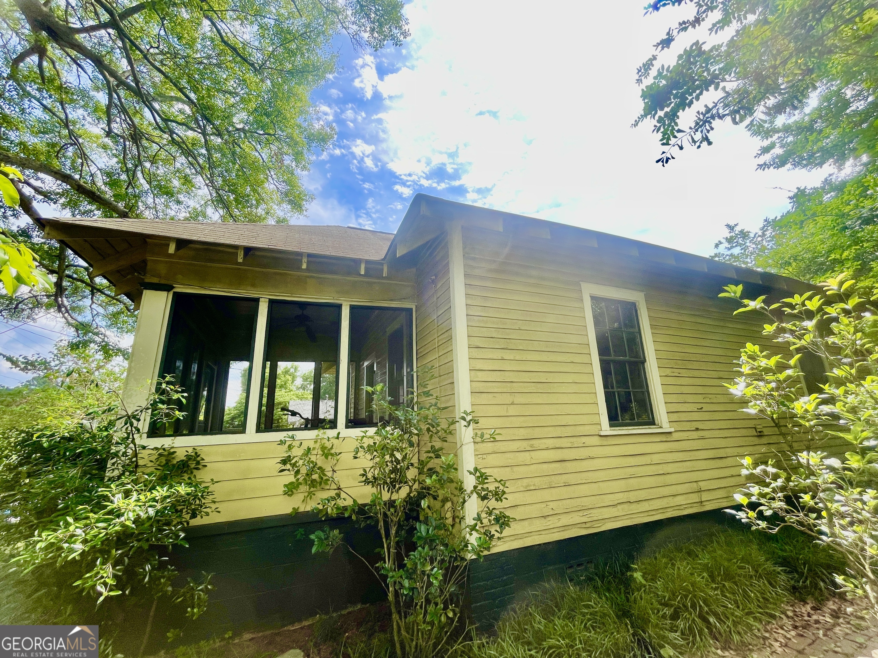a view of a house with a yard