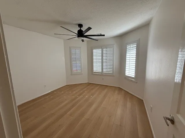 a view of a livingroom with furniture and a ceiling fan