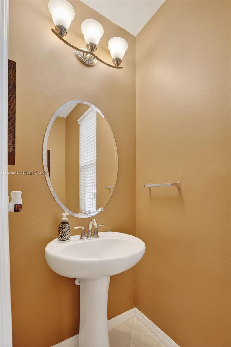 5208 Falcon Trail Davie, FL 33314 - Photo 18 of 49 a bathroom with a sink and mirror