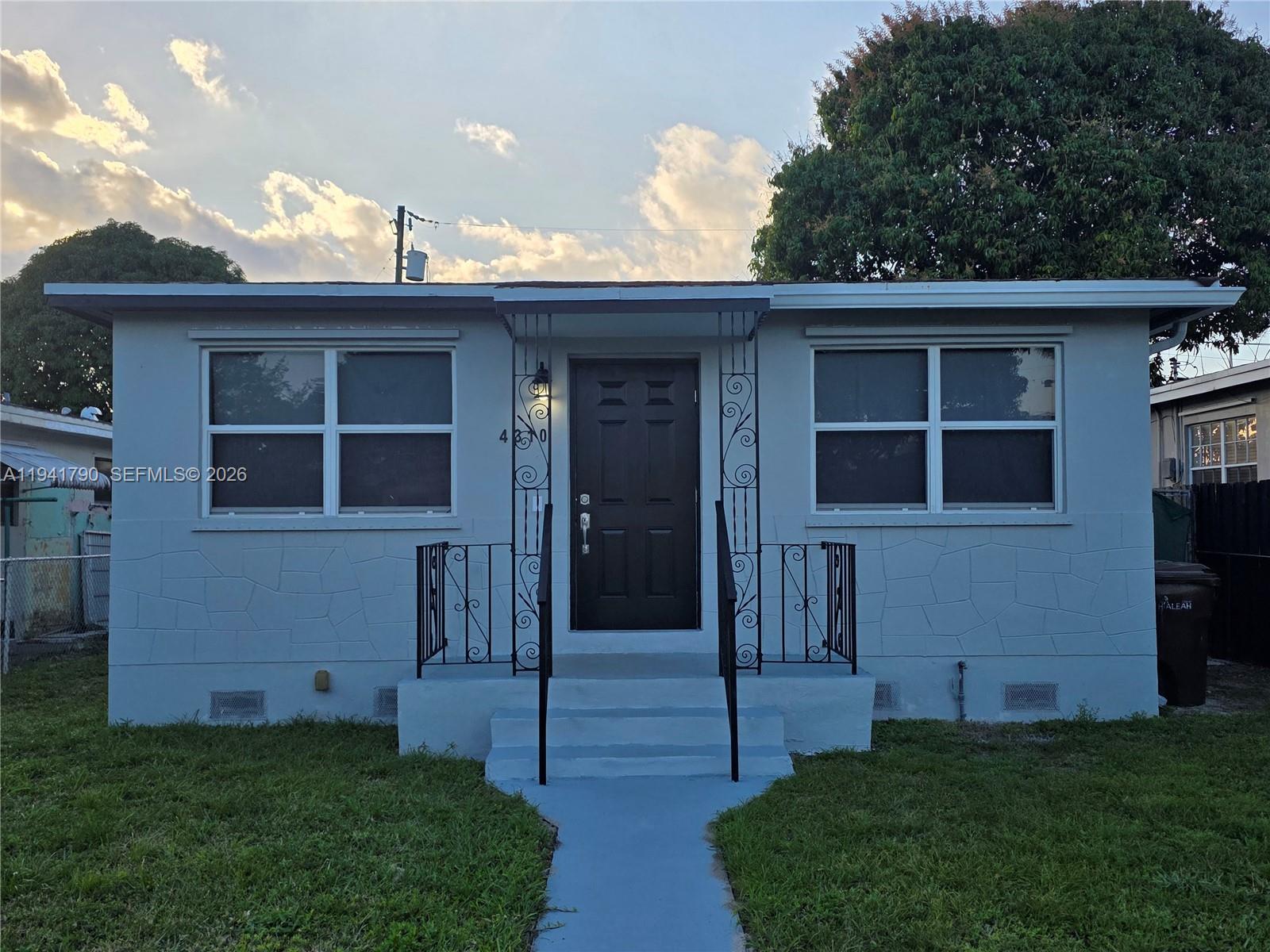 a view of front of a house with a yard