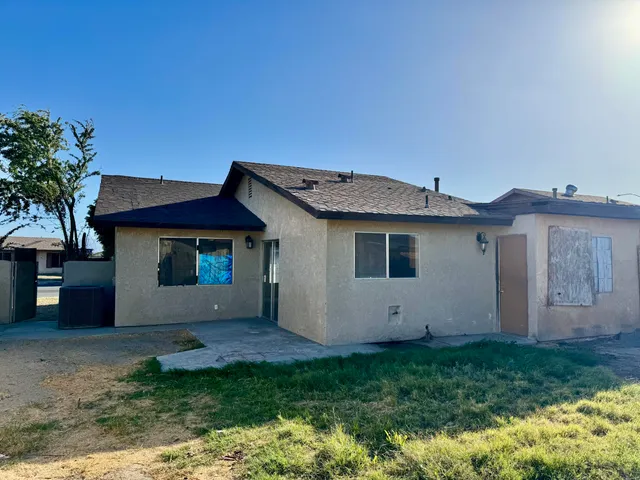 a view of a house with backyard