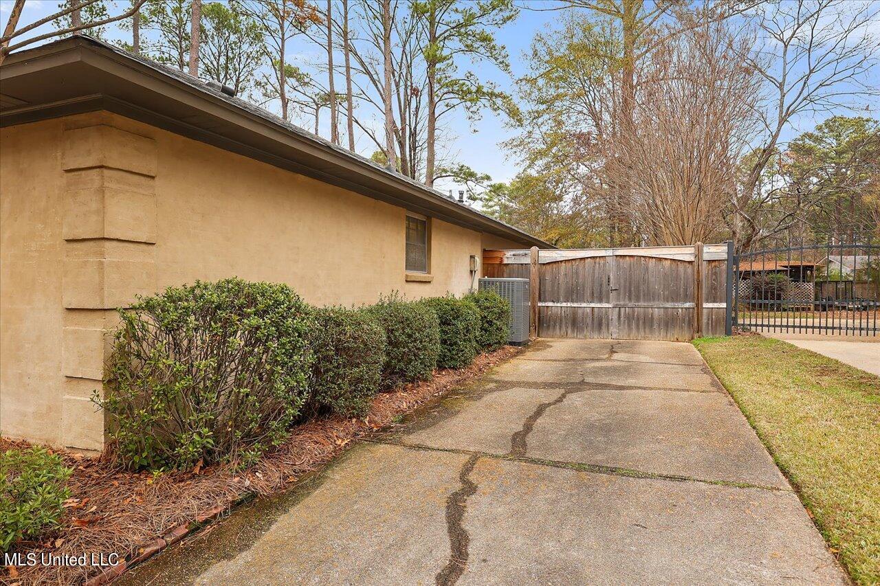 5212 Hialeah Drive Jackson, MS 39211 - Photo 3 of 36 01-5212 Hialeah Dr