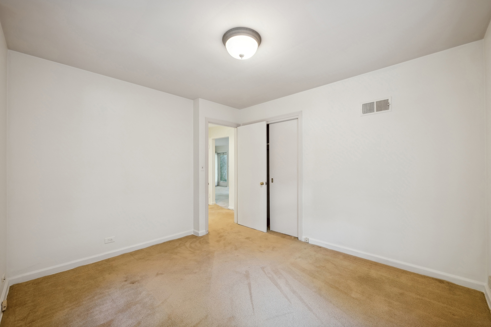 642 Greenview Place Lake Forest, IL 60045 - Photo 6 of 19 a view of an empty room