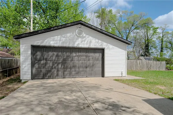 $233,950 | 8024 Armstrong Avenue, Kansas City, KS 66112
