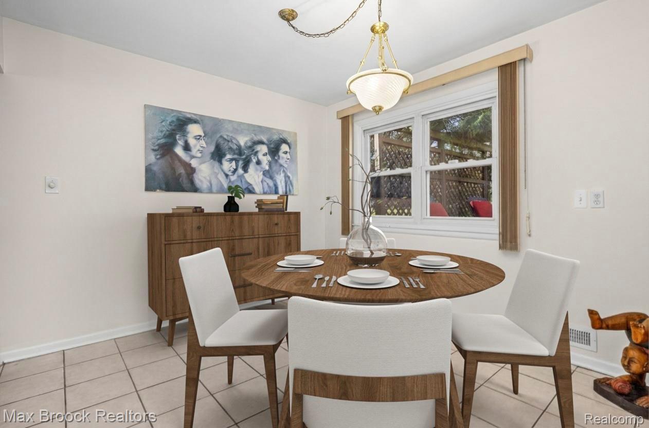 4550 Patrick Road West Bloomfield, MI 48322 - Photo 7 of 48 Dining room has been virtually staged.
