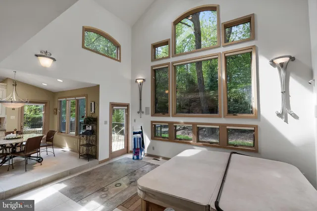 a view of entryway with furniture