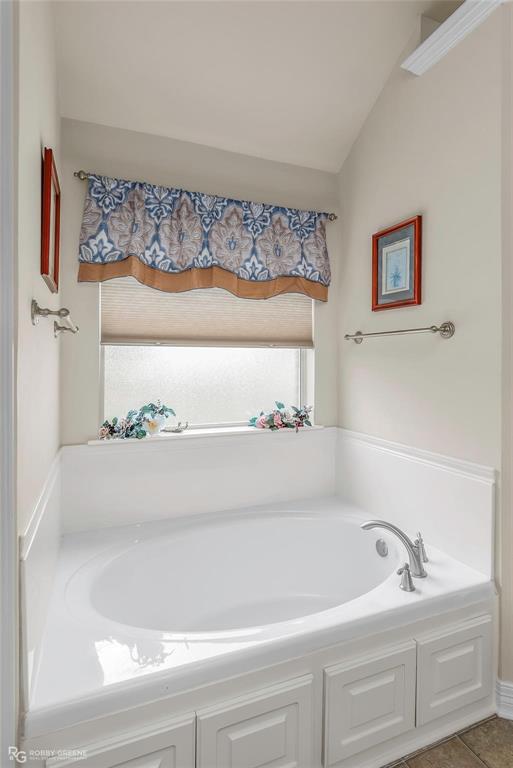 2186 Stockwell Road Bossier City, LA 71111 - Photo 17 of 40 Full bath with a bath and lofted ceiling