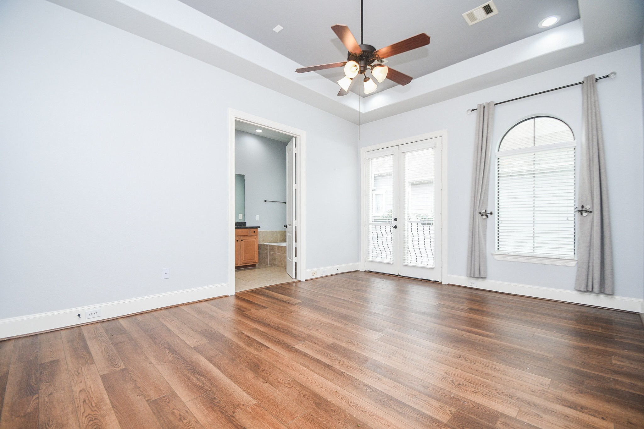 1222 West 17th Street, Unit D Houston, TX 77008 - Photo 16 of 35 an empty room with wooden floor and windows