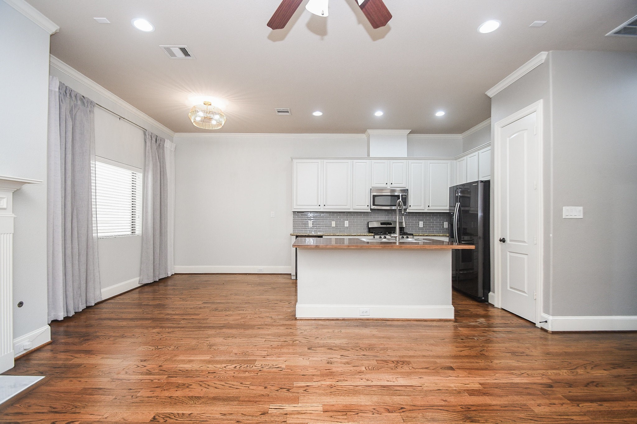 1222 West 17th Street, Unit D Houston, TX 77008 - Photo 3 of 35 a kitchen with stainless steel appliances granite countertop a refrigerator and a stove