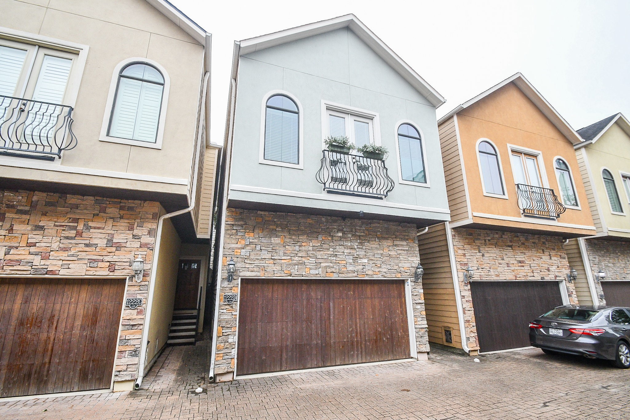 1222 West 17th Street, Unit D Houston, TX 77008 - Photo 34 of 35 a living room with furniture and a fireplace