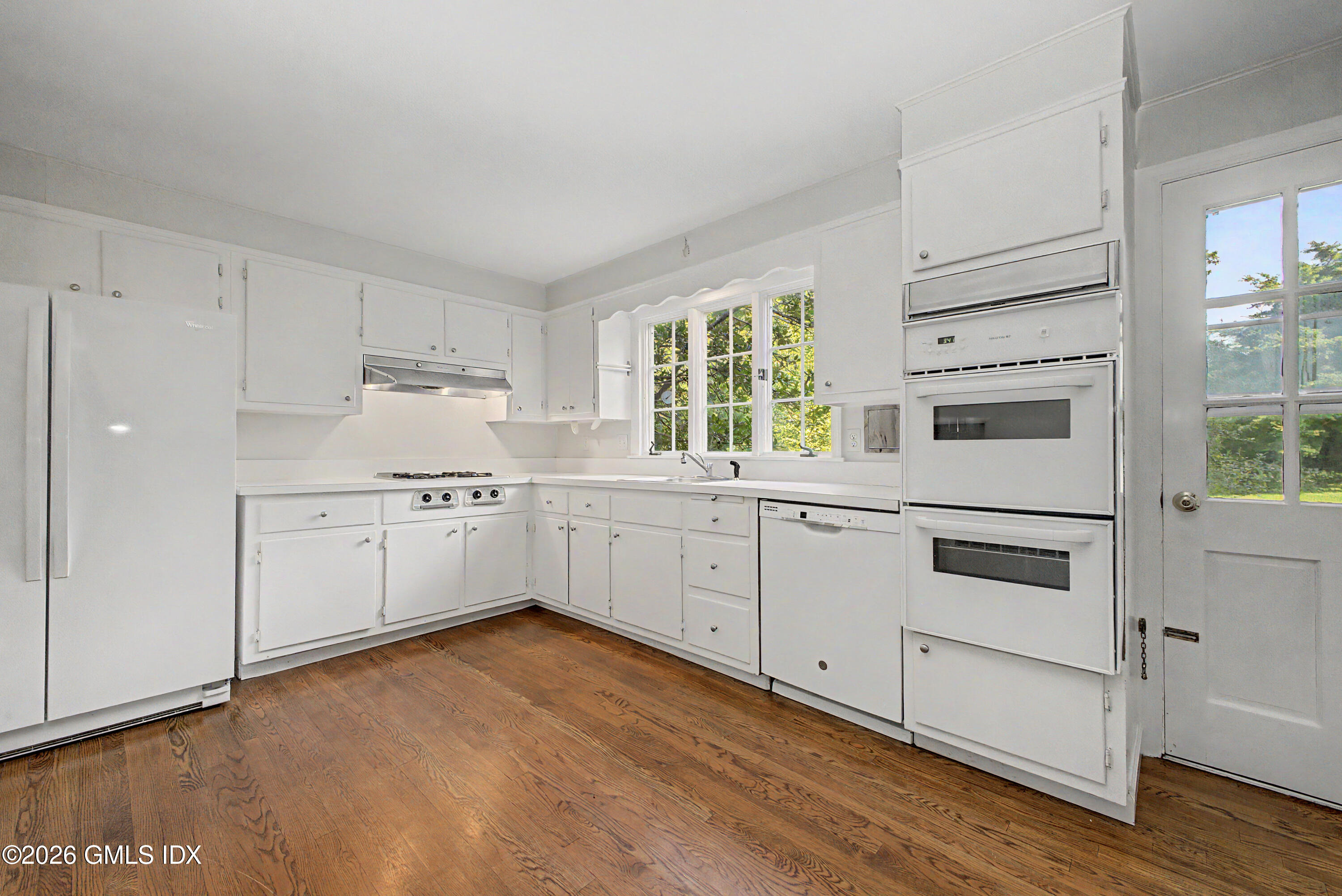 5 Bayside Terrace Riverside, CT 06878 - Photo 8 of 24 21