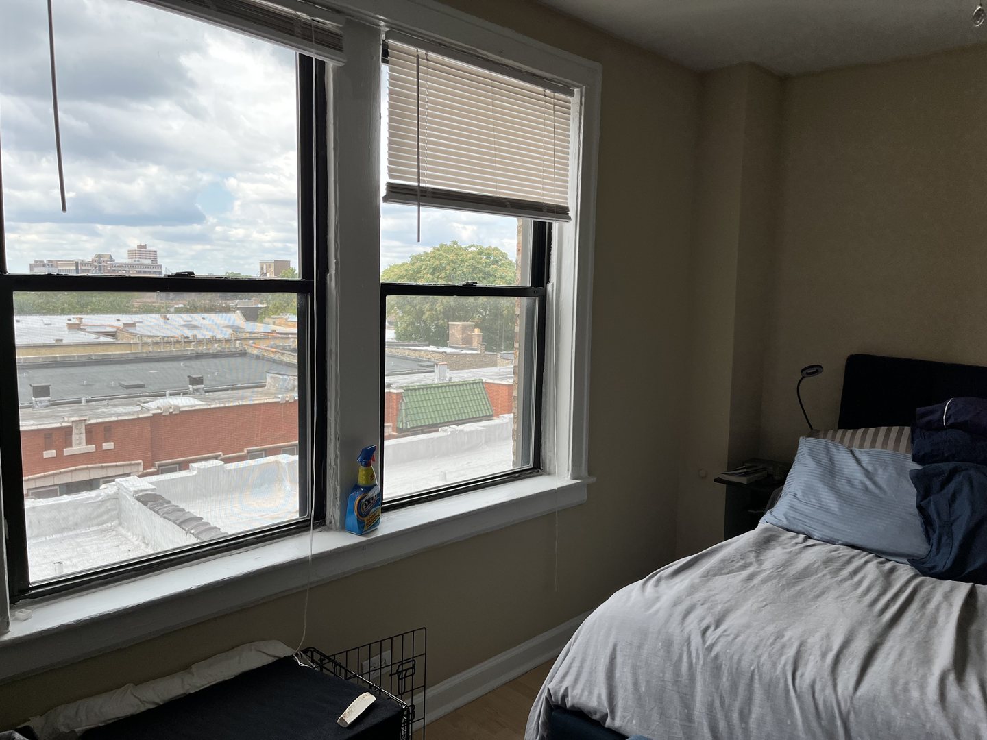 426 West Surf Street, Unit 618 Chicago, IL 60657 - Photo 7 of 11 a bedroom with a bed and a window