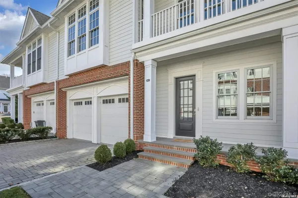 $17,800 | 402 Grist Mill Circle, Roslyn, NY 11576