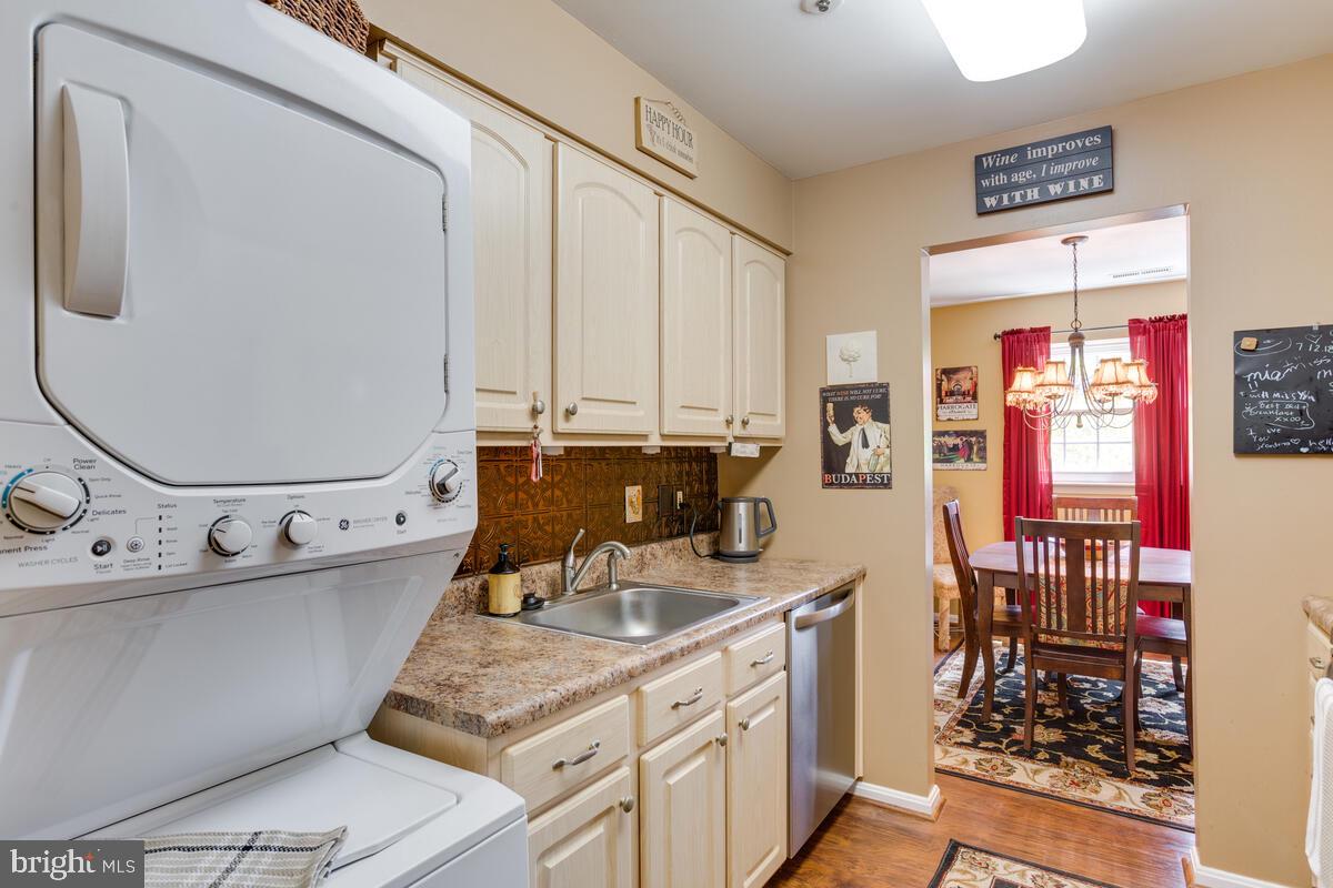 8559 Falls Run Road, Unit E Ellicott City, MD 21043 - Photo 5 of 34 Updated Kitchen