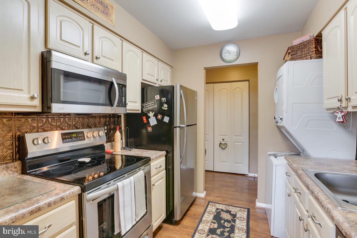 8559 Falls Run Road, Unit E Ellicott City, MD 21043 - Photo 7 of 34 Stainless appliances