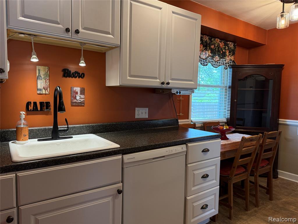 34503 Chestnut Street Wayne, MI 48184 - Photo 2 of 37