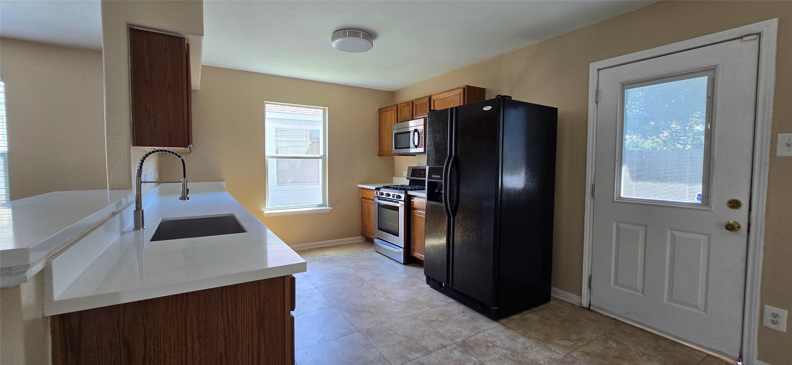 13115 Ridgewood Knoll Lane Houston, TX 77047 - Photo 8 of 46 Kitchen with