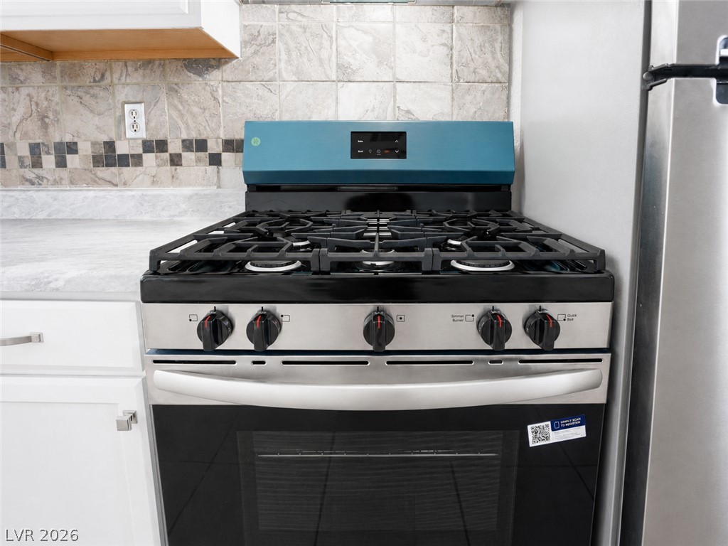 2870 South Sandhill Road Las Vegas, NV 89121 - Photo 26 of 64 Sleek stainless steel range and oven elevate this kitchen’s culinary appeal.
