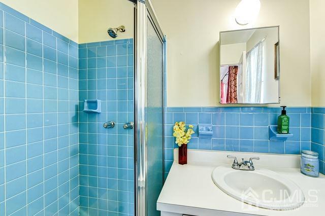 74 Briar Avenue Edison, NJ 08817 - Photo 20 of 30 a bathroom with a sink a toilet and mirror