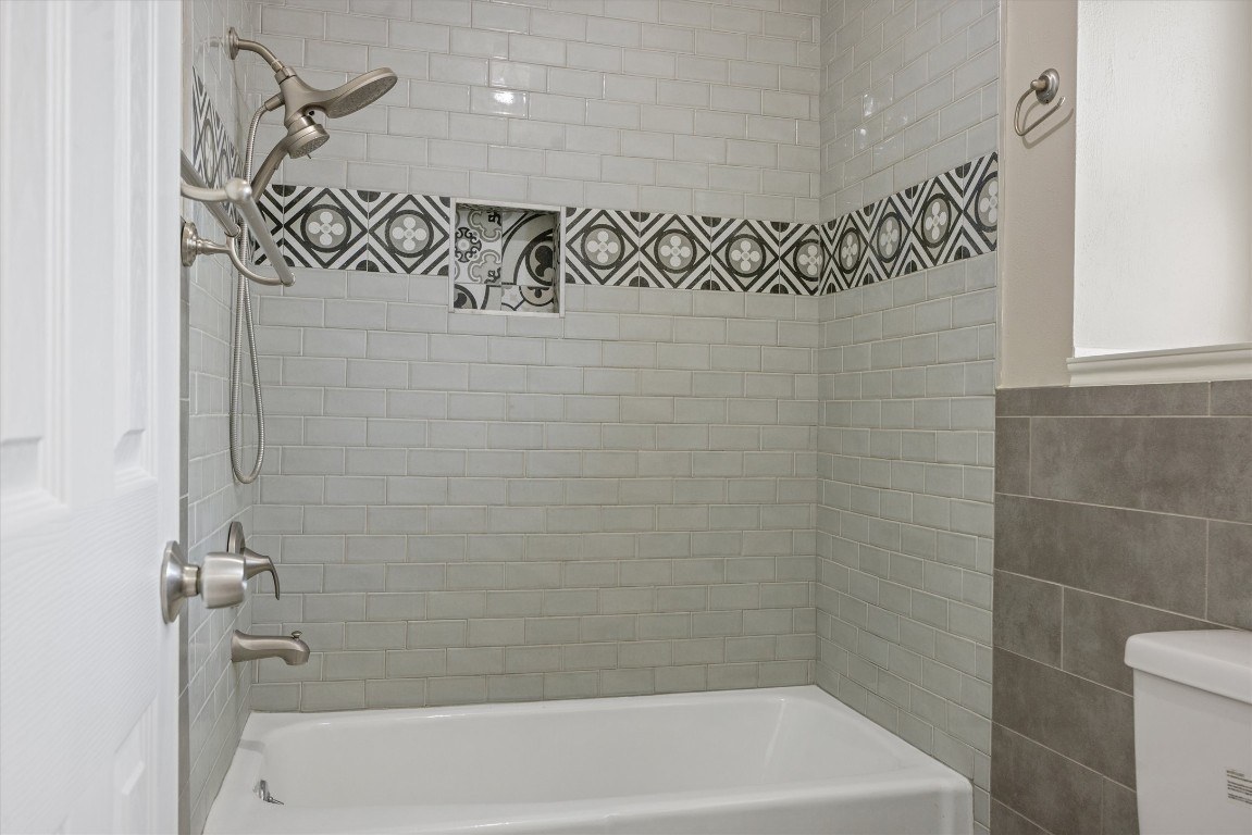 1511 Quail Run Road Pflugerville, TX 78660 - Photo 25 of 27 a bathroom with a bathtub