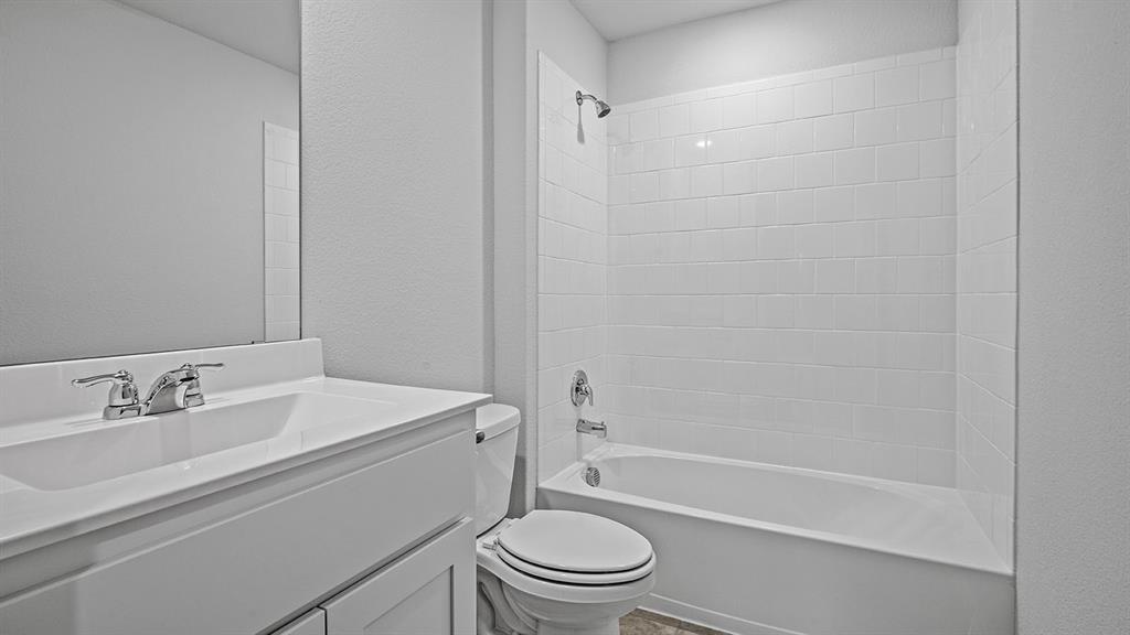 114 Mojave Road Boyd, TX 76023 - Photo 21 of 35 a bathroom with a sink a toilet and a bathtub