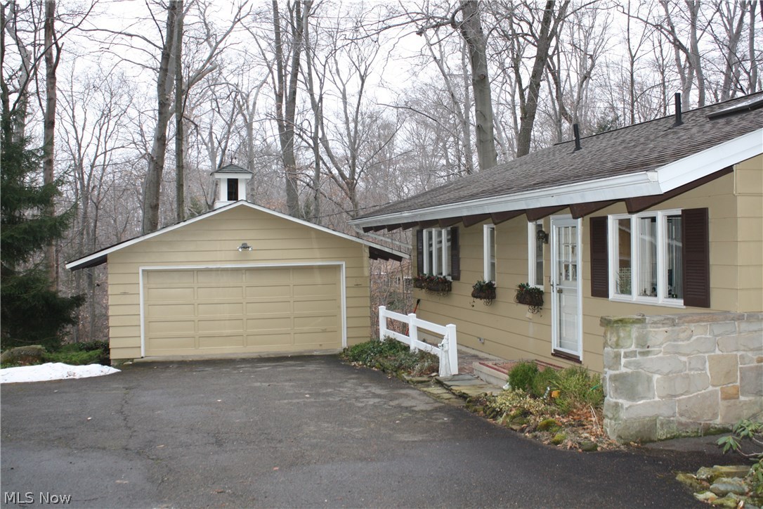16462 Stoneridge Road Chagrin Falls, OH 44023 - Photo 9 of 15 Gallery Image 9