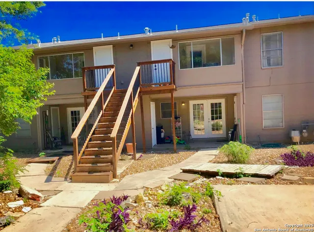 a view of a house with backyard