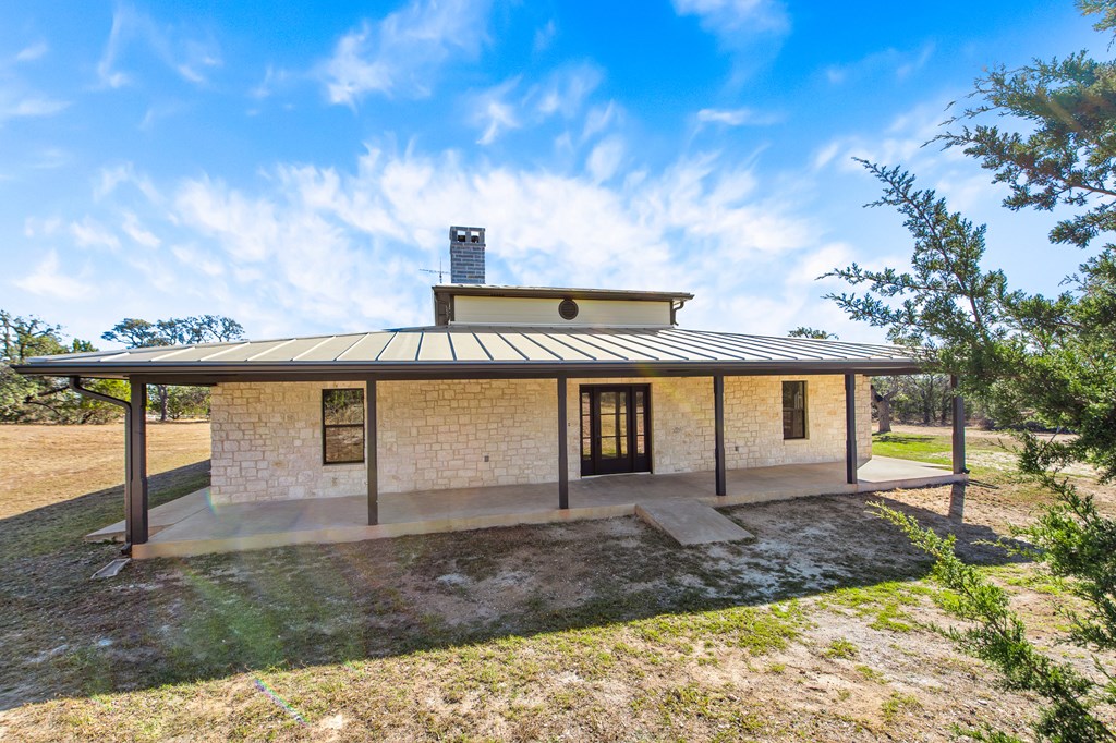 622 Paradise Ranch Road Fredericksburg, TX 78624 - Photo 70 of 90 a front view of a house with garden