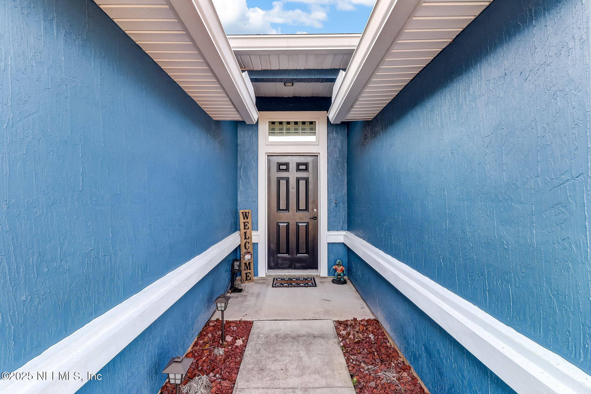 94055 Last Lane Yulee, FL 32097 - Photo 5 of 30 a hallway with table and wooden floor