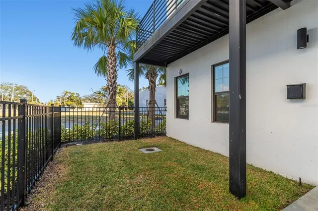 a view of a backyard