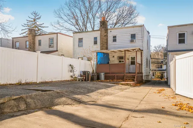 a view of a house with backyard