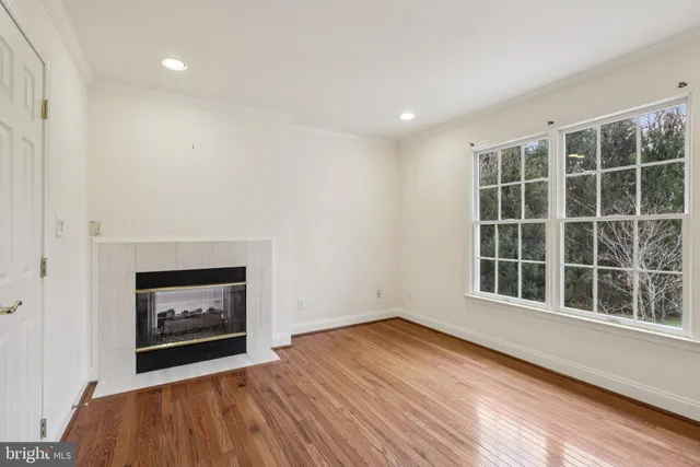 a view of livingroom with furniture and windows
