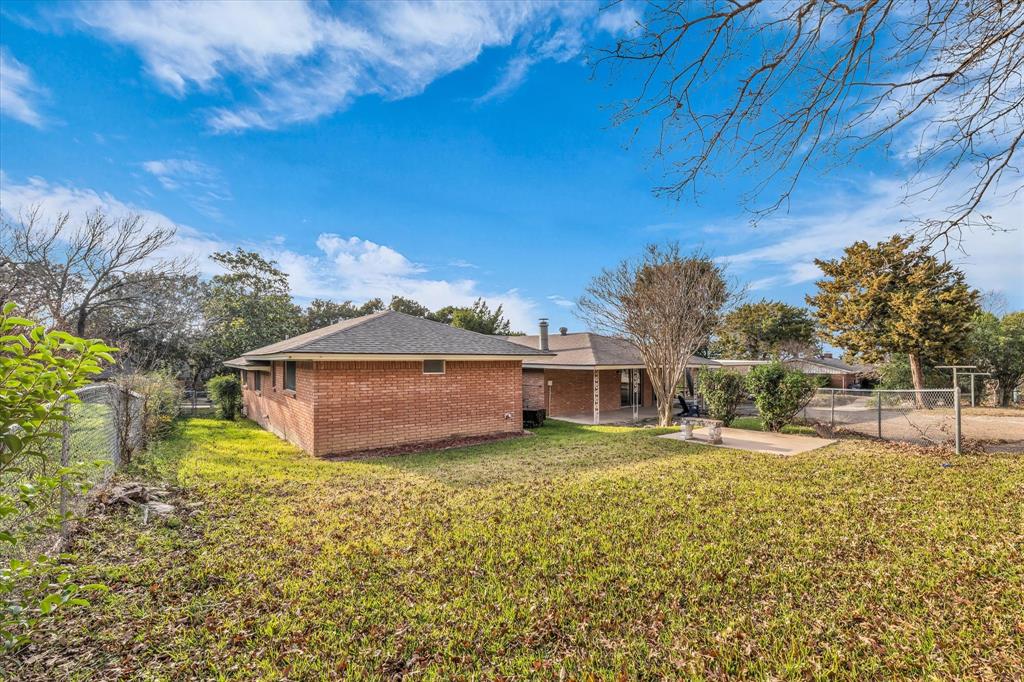 4325 Shady Glen Drive Waco, TX 76708 - Photo 3 of 40 a view of a house with a big yard