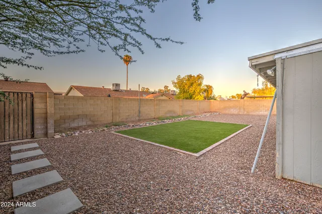 a view of a back yard
