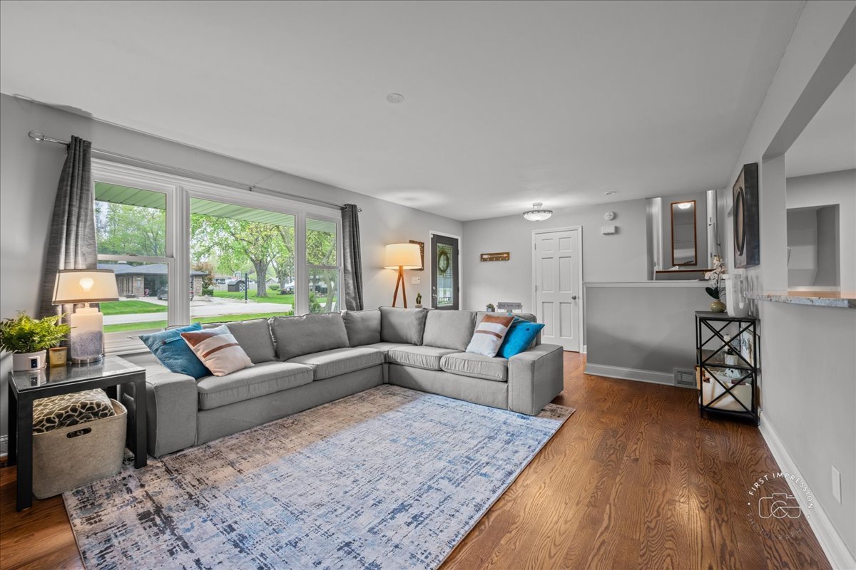 10S173 Ridge Road Naperville, IL 60565 - Photo 4 of 25 Gallery Image 4