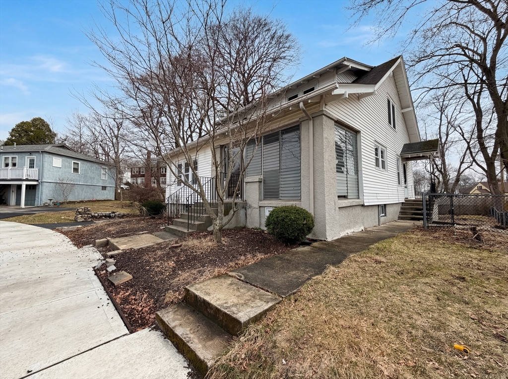 10 Perrot Street Worcester, MA 01602 - Photo 7 of 17