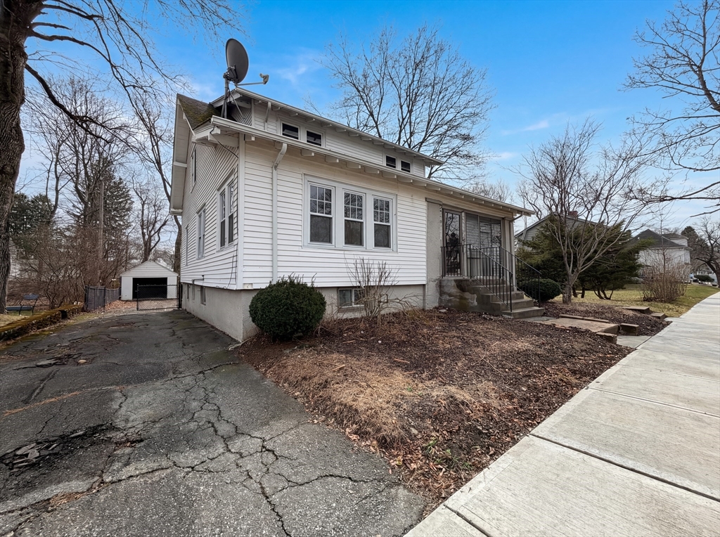 10 Perrot Street Worcester, MA 01602 - Photo 8 of 17