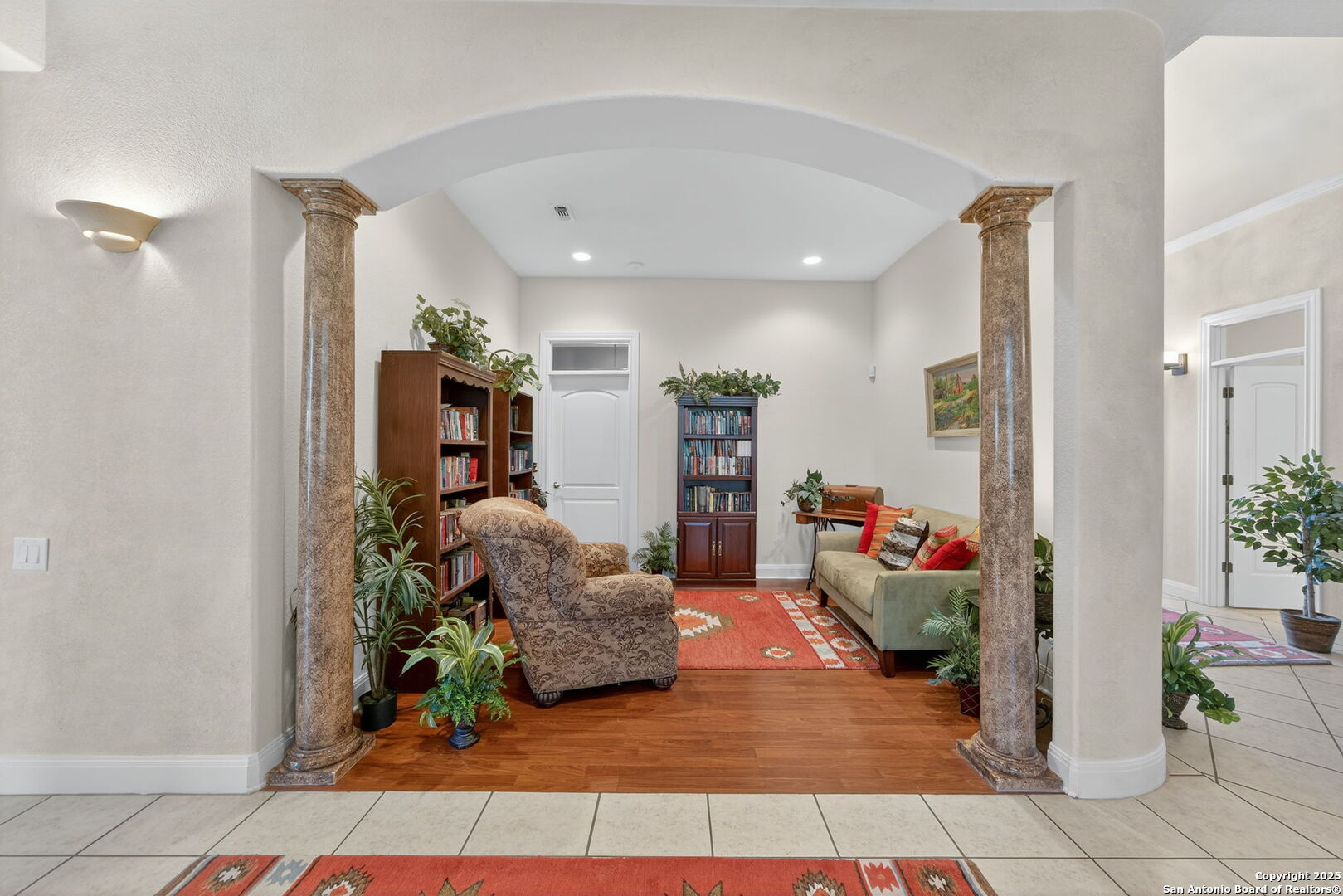 29019 Tivoli Way Fair Oaks Ranch, TX 78015 - Photo 5 of 33 a living room with furniture and a potted plant